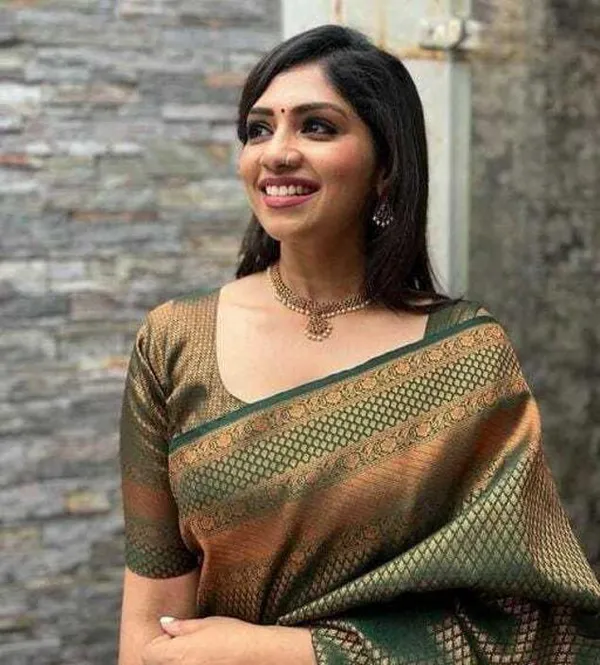 Green_Embellished_Banarasi_Jacquard_Saree_(Green)